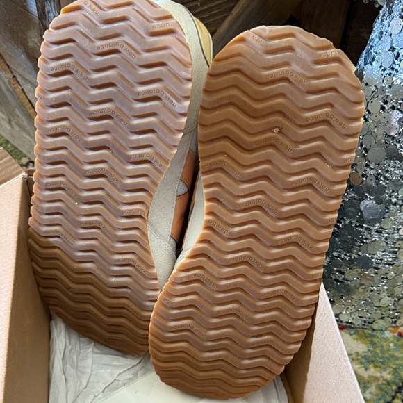 New Balance 237 V1 Women's Beige and Orange Sneakers Sz 10 - Picture 10 of 12